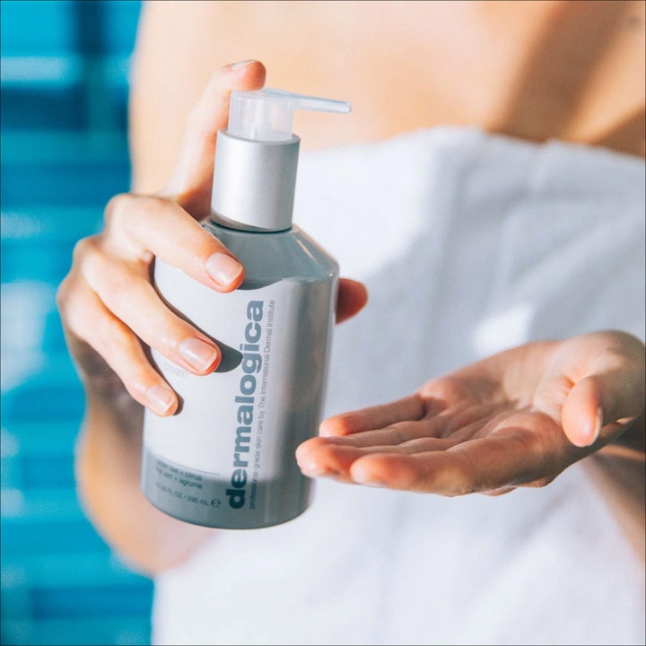 Dermalogica Body Hydrating Cream 295 ml kroppslotion för torr hud i grå pumpflaska som pumpas ut i en öppen handflata.