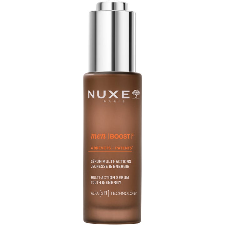 Nuxe Men Boost Multi-Action Serum 30 ml ger huden ny energi i en brun frostad glasflaska med silvrig pump.