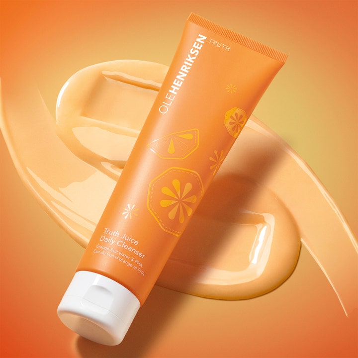 Ole Henriksen Truth Juice Daily Cleanser 147 ml gelrengöring i orange tub placerad på en klick krämig gel.