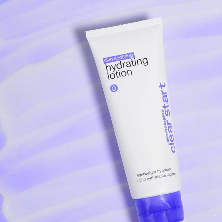 Dermalogica Skin Soothing Hydrating Lotion 59 ml fuktkräm ansikte i vit tub mot lila texturerad bakgrund