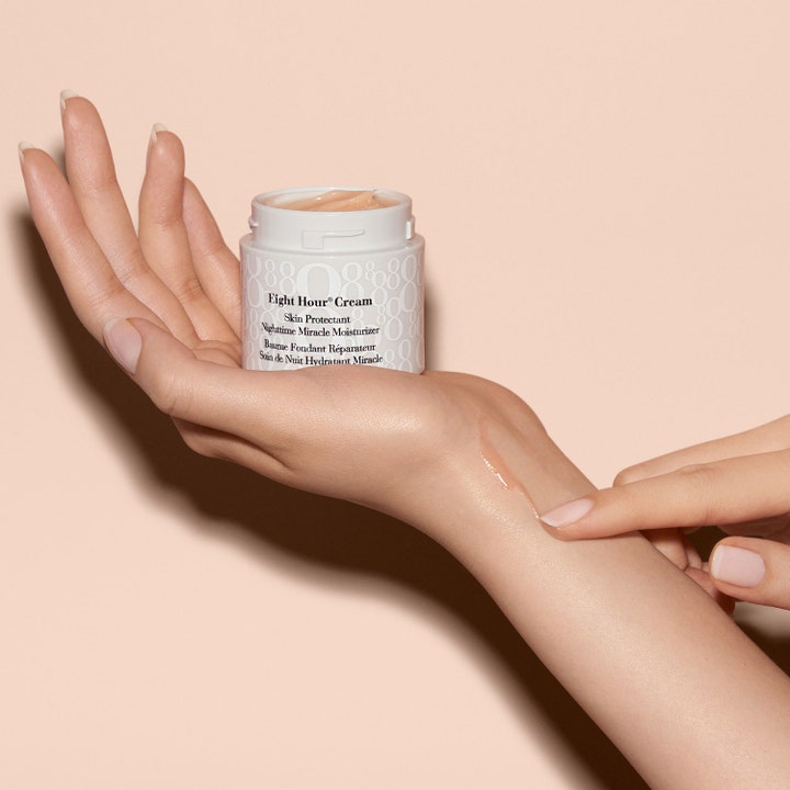 Elizabeth Arden Eight Hour Cream Nighttime Miracle Moisturizer 50 ml återfuktande nattkräm som appliceras på huden