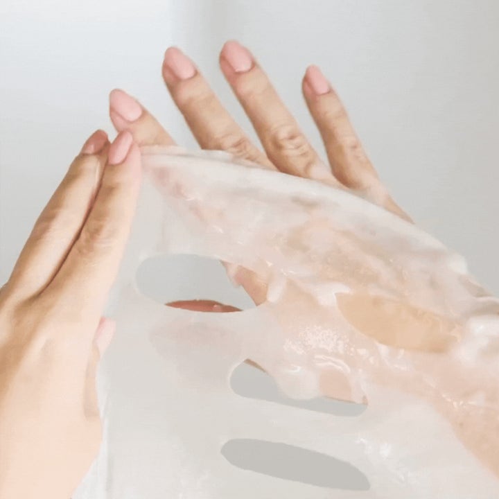 Saturday Skin Cotton Cloud Sheetmask 25 ml ger lyster med en mjuk ansiktsmask som hålls upp av händer.