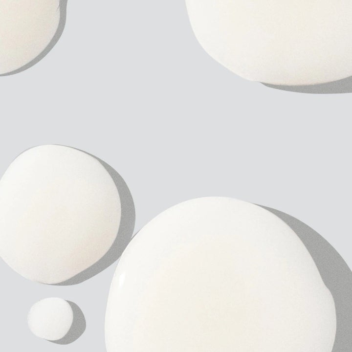 Dermalogica PowerBright Dark Spot Serum Duo med niacinamid visar en vit krämig serumtextur mot mörka fläckar