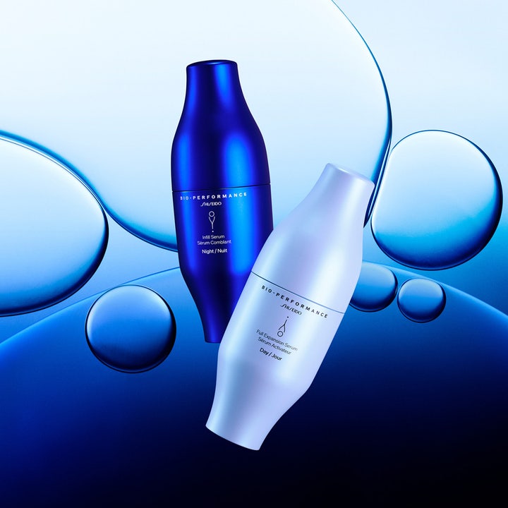Shiseido Bio-Performance hudserum 60 ml avancerat anti-aging peptidserum i blå och vit flaska mot vattendroppar.