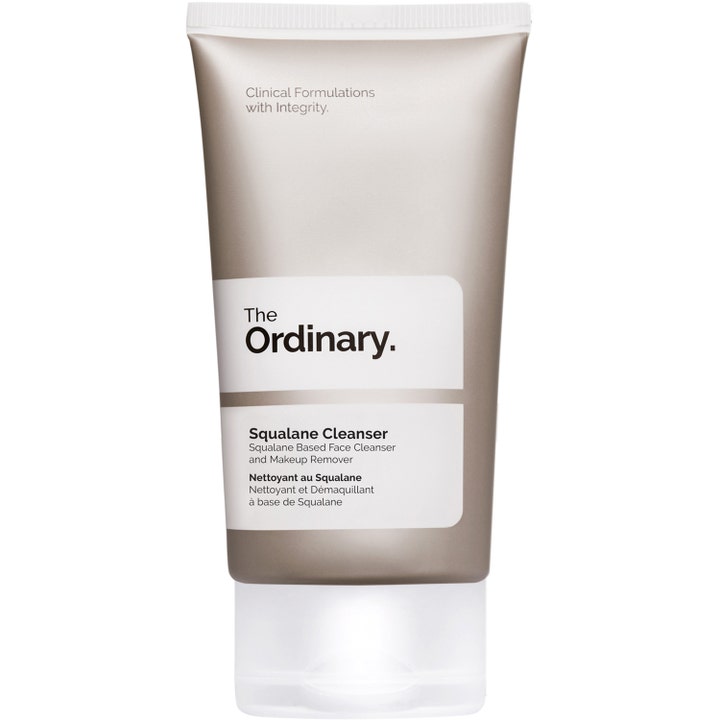 The Ordinary Squalane Cleanser ansiktsrengöring som smälter smink i en gråbeige tub med vit etikett