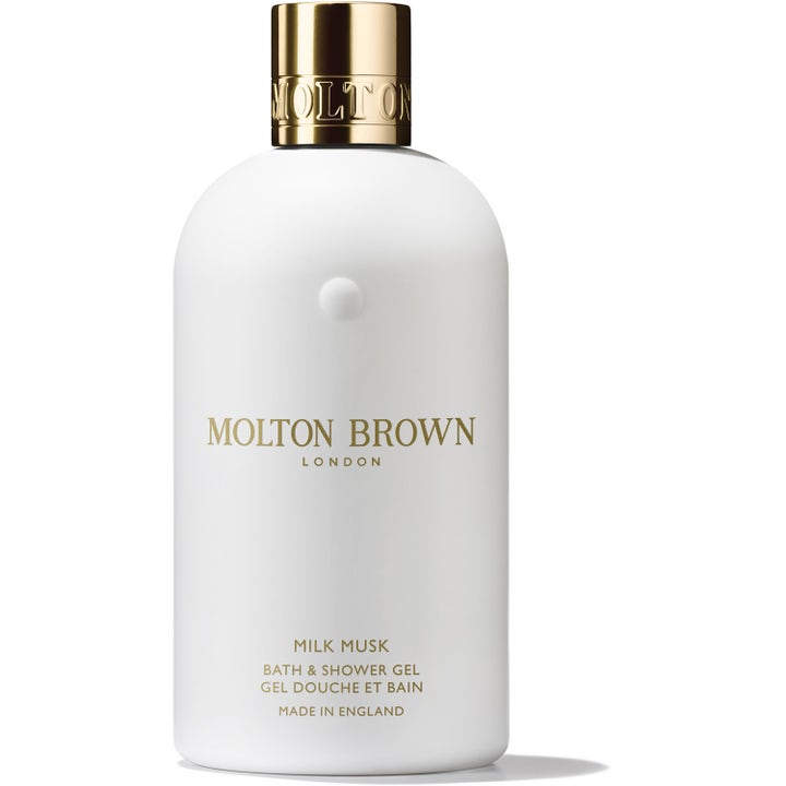 Molton Brown Milk Musk badgel är en doftande duschgel i en stilren vit flaska med lyxig guldkork.
