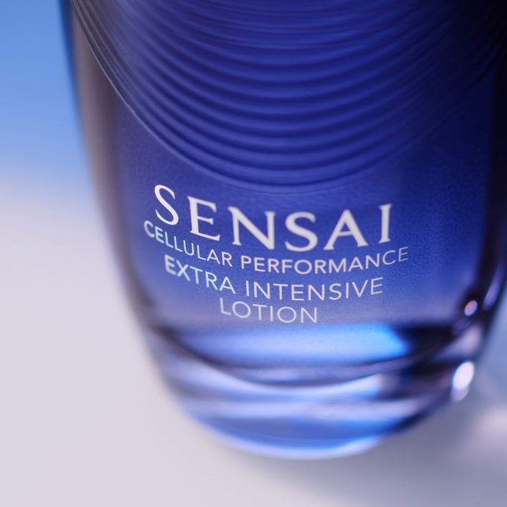 Sensai Cellular Performance Extra Intensive Lotion 125 ml ger intensiv vård i en mörkblå räfflad glasflaska