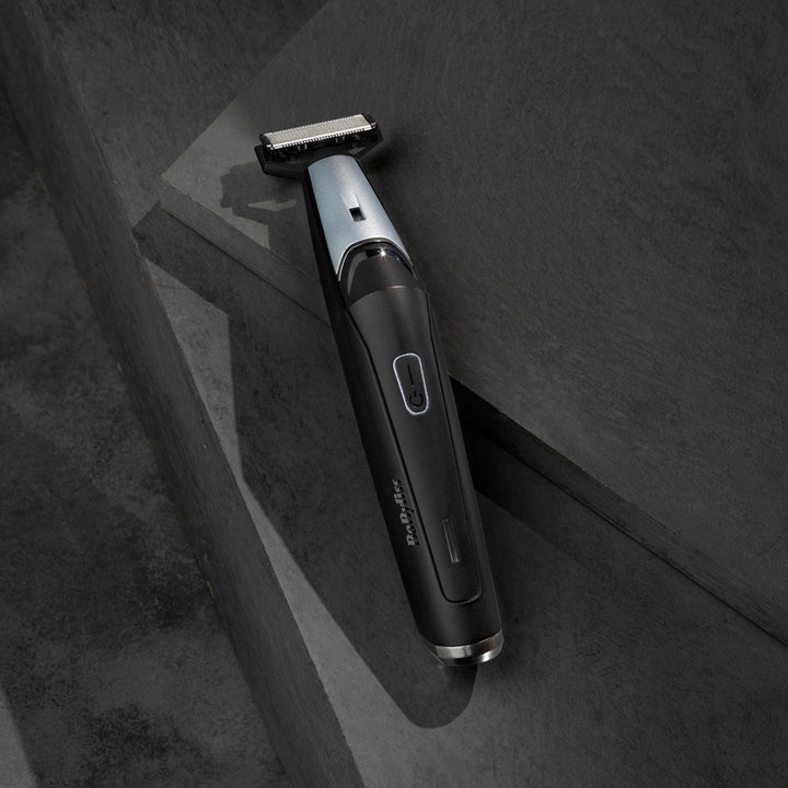BaByliss Tripple S Beard Trimmer 1 st elektrisk raktrimmer i svart och silver på en mörk stenyta