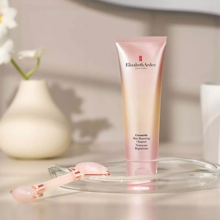 Elizabeth Arden Ceramide Skin Renewing Cleanser 125 ml rengöringsgel i lyxig rosa tub med en ansiktsroller