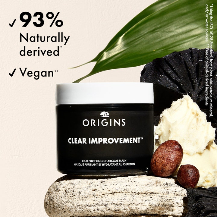 Origins Clear Improvement 30 ml ansiktsmask med kol i svart burk bredvid sheasmör och bambukol.