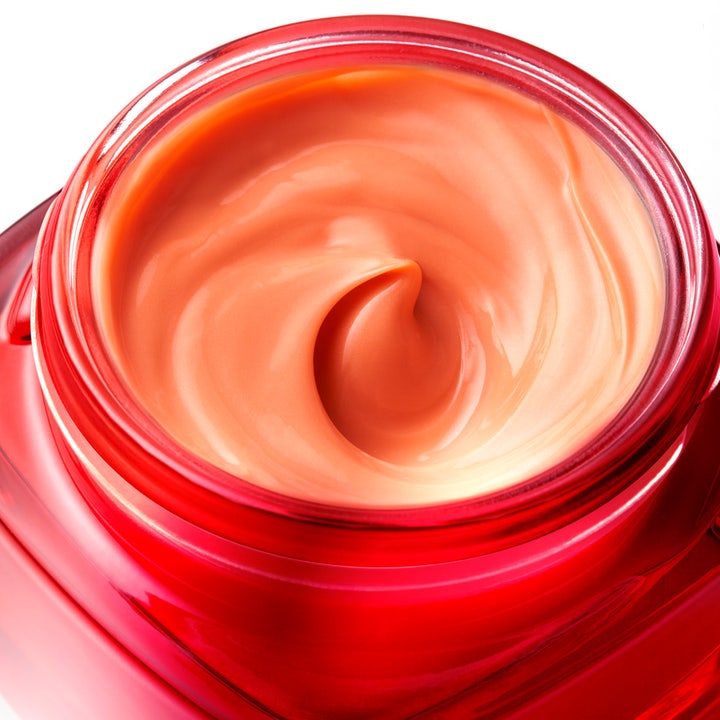 L'Oréal Paris Revitalift Ginseng Glow 50 ml anti-age glowkräm med krämig persikofärgad textur i röd glasburk.