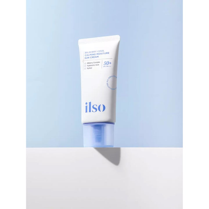 Ilso Bilberry Sun Cream 50 ml lugnande solkräm SPF 50+ i vit tub med ljusblått lock mot en ljusblå bakgrund