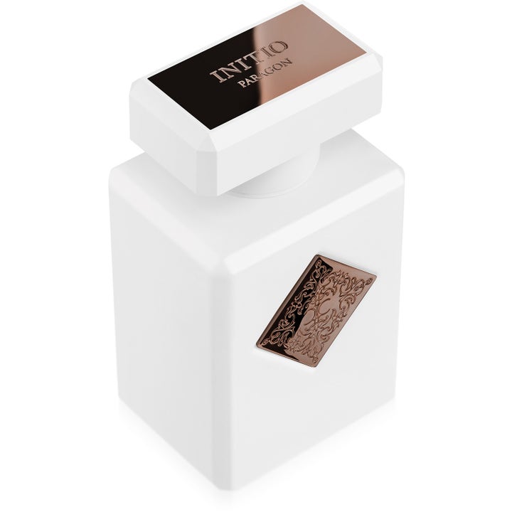 Initio Parfums Privés Paragon 90 ml eau de parfum i en vit fyrkantig flaska med bronsfärgad dekor