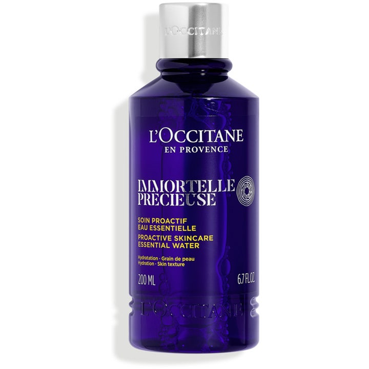 L'Occitane Immortelle Essential Water 200 ml essentiellt fuktgivande ansiktsvatten i en lila flaska med silverlock.