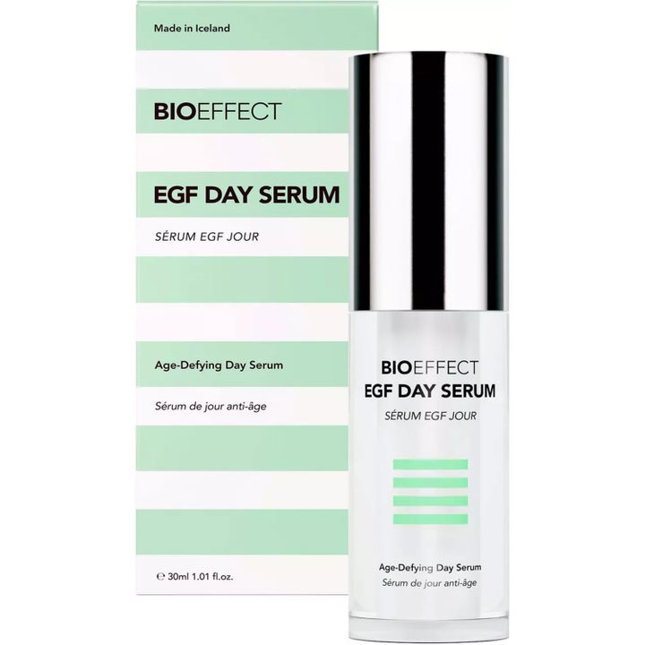 Bioeffect EGF Day Serum 30ml anti-age serum i en vit flaska med silverlock framför en grönvitrandig ytterkartong.