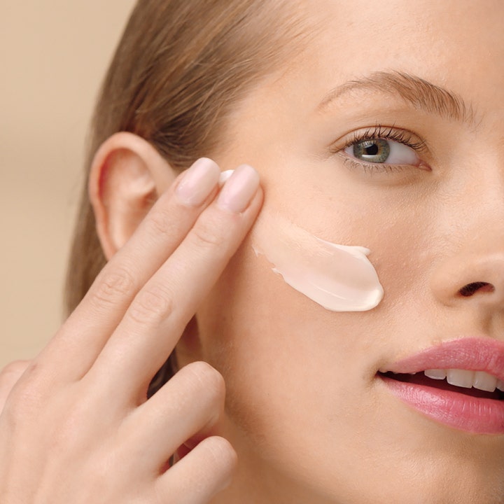 Estée Lauder Revitalizing Supreme + Soft Cream 30 ml ger lyster när den appliceras på kinden.