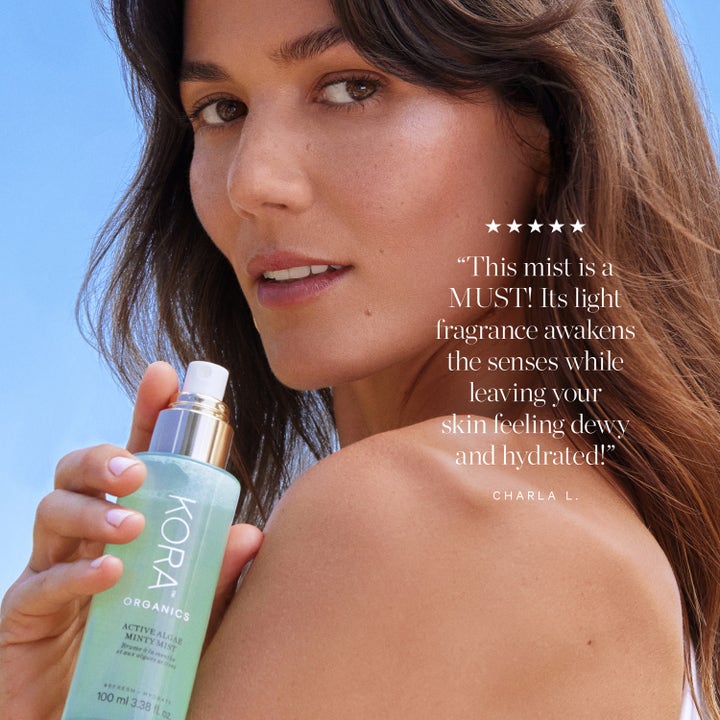 KORA Organics Active Algae Minty Mist 100 ml återfuktande ansiktsvatten i ljusgrön flaska som hålls av en kvinna.
