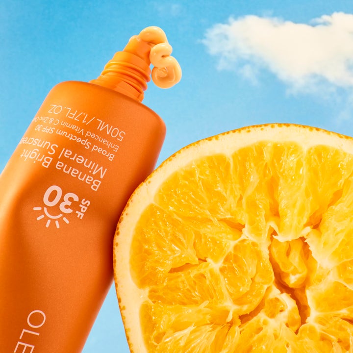 Ole Henriksen Truth Banana Bright Mineral Sunscreen SPF30 50 ml lystergivande solkräm med gul kräm och apelsin mot blå himmel