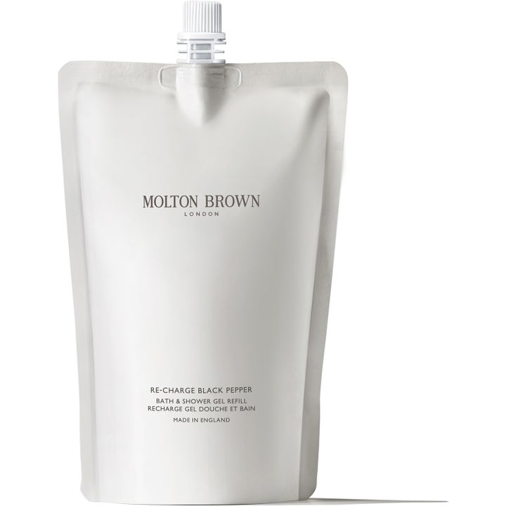 Molton Brown Re-charge Black Pepper duschtvål i vit refillpåse med skruvkork som ger en kryddig doft av svartpeppar
