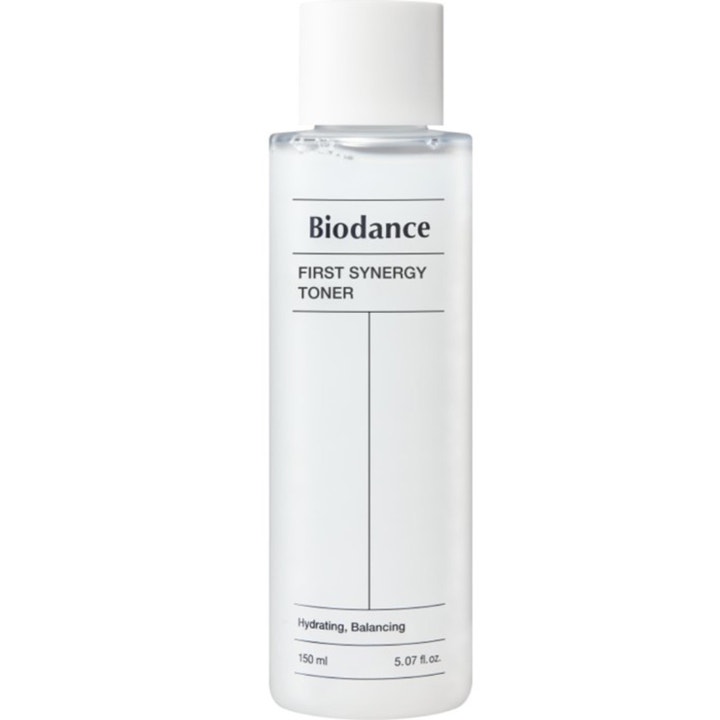 Biodance First Synergy Toner 150 ml återfuktande och balanserande ansiktsvatten i frostad flaska med vitt lock