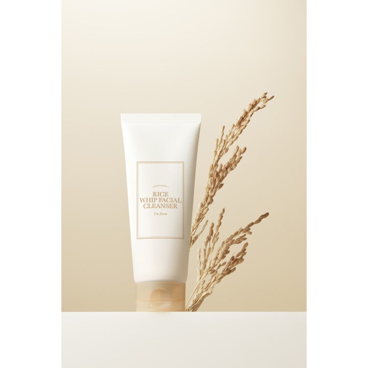 I'm from Rice Whip Facial Cleanser 30 ml mild ansiktsrengöring i vit tub bredvid torkade risax på beige bakgrund