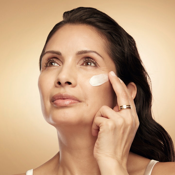 Estée Lauder Revitalizing Supreme+ Youth Power Creme 30 ml ger lyster när kvinna applicerar kräm på kinden.