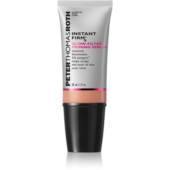 Peter Thomas Roth Instant FIRMx Glow-Filter Priming Serum 30 ml lystergivande primer i silvertub med persikofärgad formula.