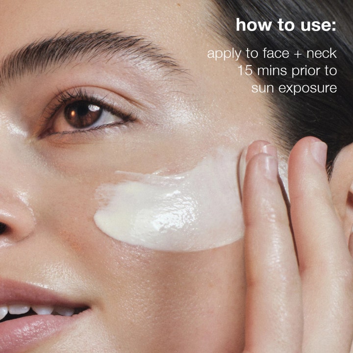 Dermalogica Biolumin-C Heat Aging Protector 50 ml SPF50 dagkräm med krämig vit formula som appliceras på huden