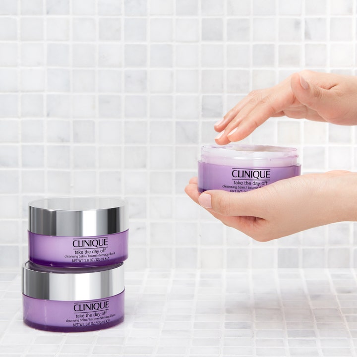 Clinique Take The Day Off 125 ml rengöringsbalm i lila burkar som effektivt löser upp smink.