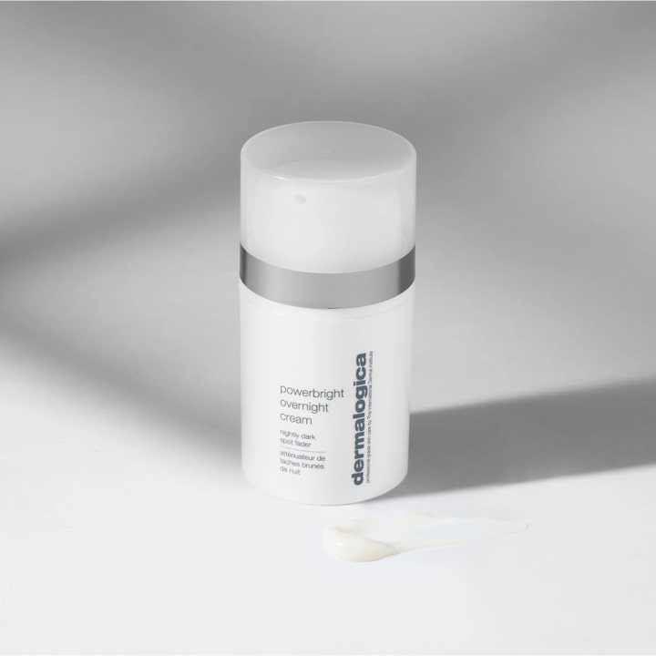Dermalogica Powerbright Overnight Cream 50 ml nattkräm mot pigmentfläckar i vit pumpflaska med krämig vit textur.