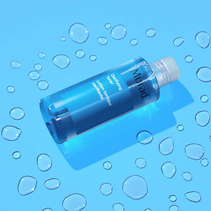 Murad Blemish Control Clarifying Toner 180 ml motverkar orenheter i blå flaska bland stora vattendroppar.
