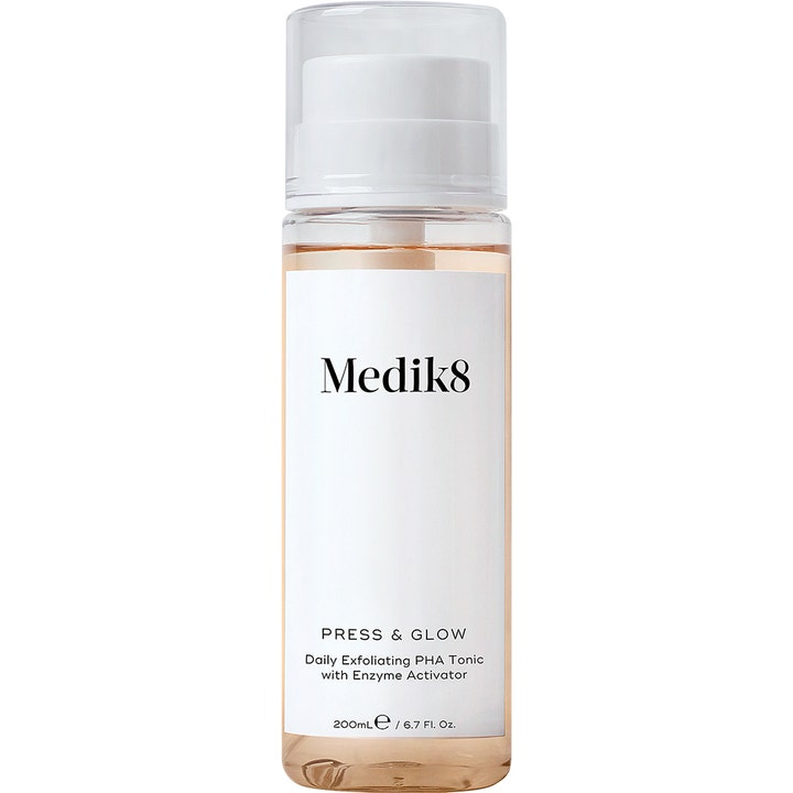 Medik8 Press & Glow 200 ml daglig exfolierande toner med pha i genomskinlig pumpflaska med persikofärgad vätska
