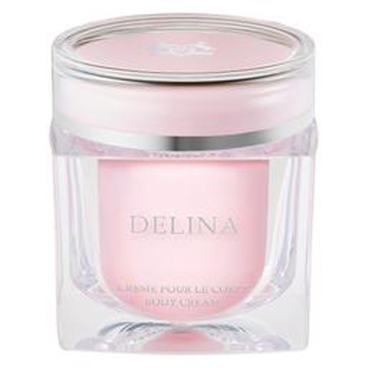 Parfums de Marly Delina doftande kroppskräm 200 ml är en återfuktande kroppskräm i lyxig rosa burk med silverdetaljer
