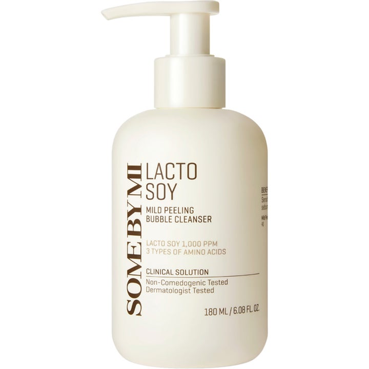 Some By Mi Lacto Soy Mild Peeling Bubble Cleanser 180 ml ansiktsrengöring med aminosyror i vit flaska med pump.