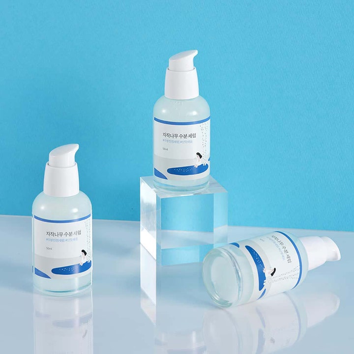 Round Lab Birch Juice Moisturizing Serum 50 ml återfuktande lätt serum i klara pumpflaskor mot en blå bakgrund