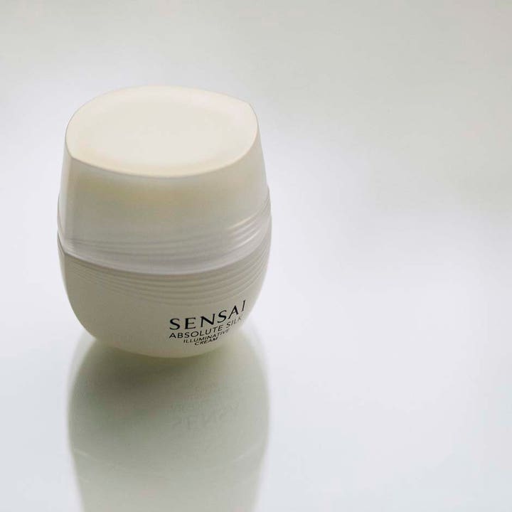 Sensai Absolute Silk Illuminative Cream 40 ml ansiktskräm för strålande hud i en pärlvit rundad burk