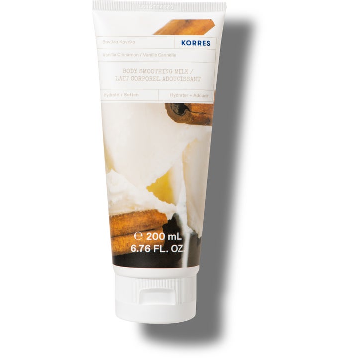 Korres Vanilla Cinnamon Body Smoothing Milk 200 ml återfuktande kroppslotion i vit tub med motiv av kanelstänger