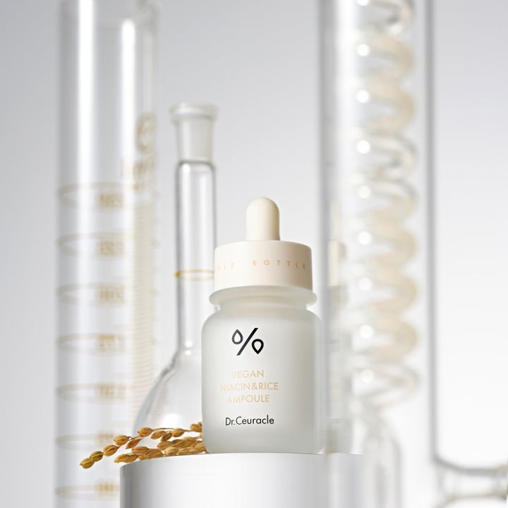 Dr. Ceuracle Vegan Niacin & Rice Ampoule 30 ml lystergivande veganampull i frostad glasflaska framför laboratorieglas