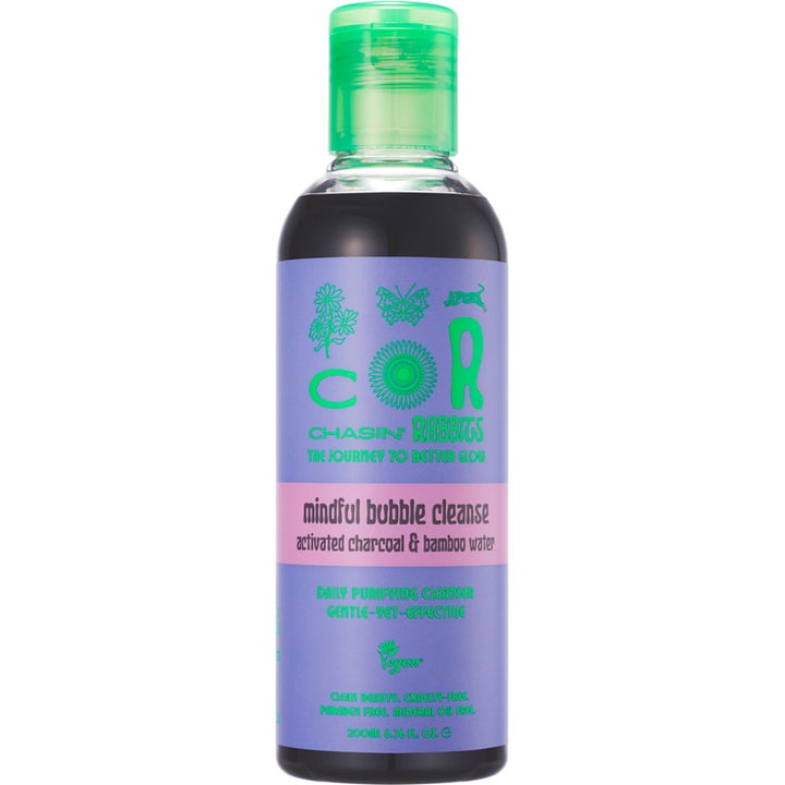 Chasin' Rabbits Mindful Bubble Cleanse 200 ml med aktivkol rengör huden i en flaska med lila etikett och grönt lock.