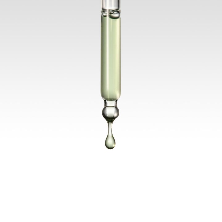Dr. Ceuracle Vegan BHA & Matcha Ampoule 30 ml matcha serum för acnebenägen hud visas som en ljusgrön droppe från en pipett