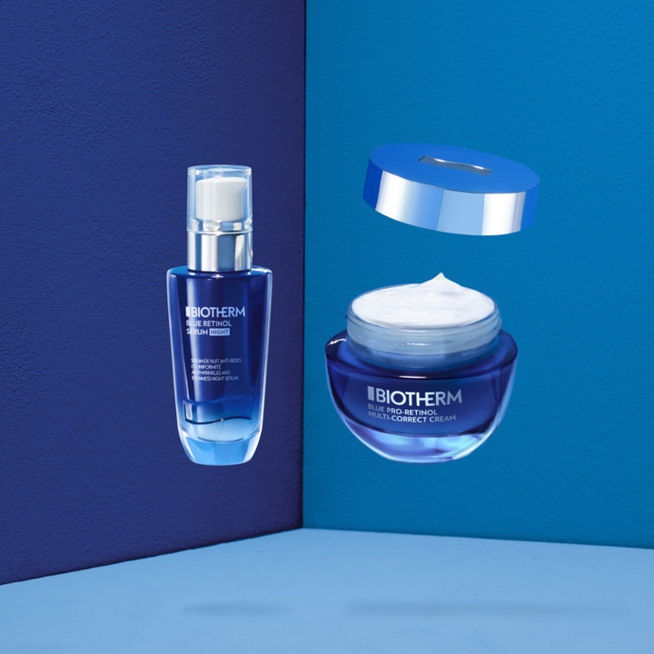 Biotherm Blue Pro-Retinol 50 ml fuktgivande retinol kräm och nattserum i blå glasförpackningar mot blå bakgrund