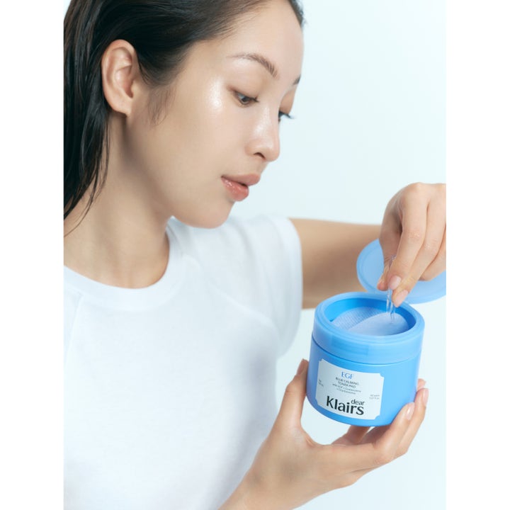 Klairs EGF Blue Calming Toner Pad 60 st lugnande ansiktsvatten som kvinna plockar upp med pincett ur blå burk
