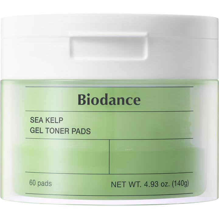 Biodance Sea Kelp Gel Toner Pads 60 pads ger fukt och lugnar huden i en ljusgrön burk med vitt lock.