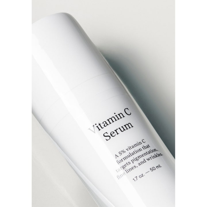 Jorgobé Vitamin C Serum 50 ml ljusande vitamin c serum i vit blank flaska som reducerar pigmentering och fina linjer.