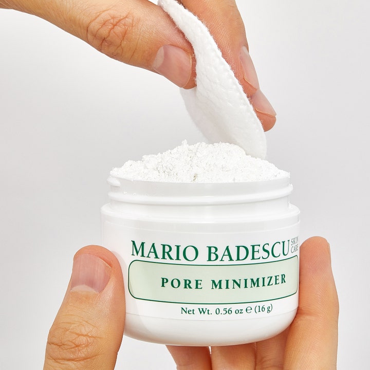 Mario Badescu Pore Minimizer 16 g ansiktsvård för fet hy med vitt pulver och bomullsrondell.