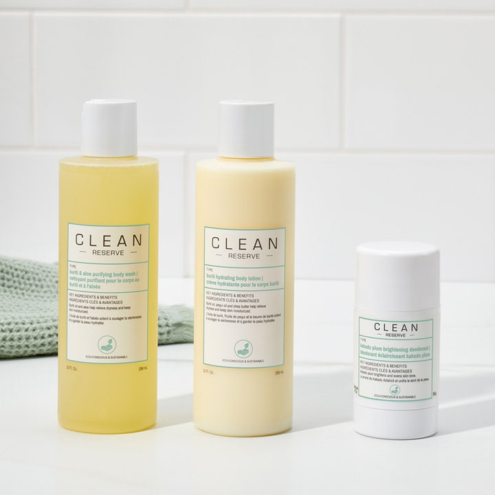 Clean Reserve Kakadu Plum Brightening Deostick 56 g i vit hylsa bredvid matchande hudvård för kroppen.