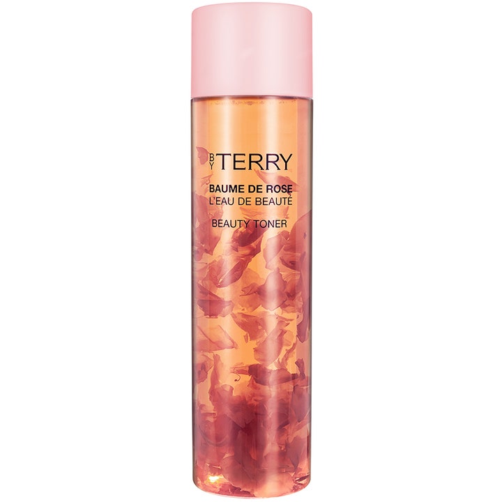 By Terry Baume de Rose Beauty Toner 200 ml med rosentoner för ansiktet i flaska fylld med rosenblad.