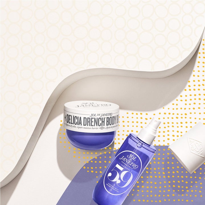 Sol de Janeiro Delicia Drench & Cheirosa 59 330 ml lila body butter och parfymmist på en vågig grafisk bakgrund.