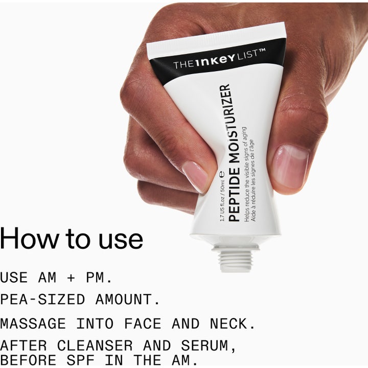 The INKEY List Peptide Moisturizer 50 ml ansiktskräm med peptider för rynkor bredvid en klick krämig textur.