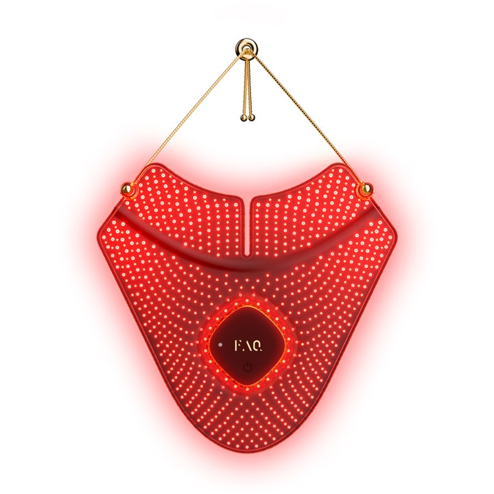 FAQ 211 LED Neck & Décolleté Mask röd led-mask för anti age hudvård dekolletage med lysande dioder och guldiga detaljer.